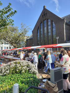 909000 Afbeelding van bezoekers aan de rommelmarkt, georganiseerd door de Marekerk, in de kerk en op het Castellumplein ...